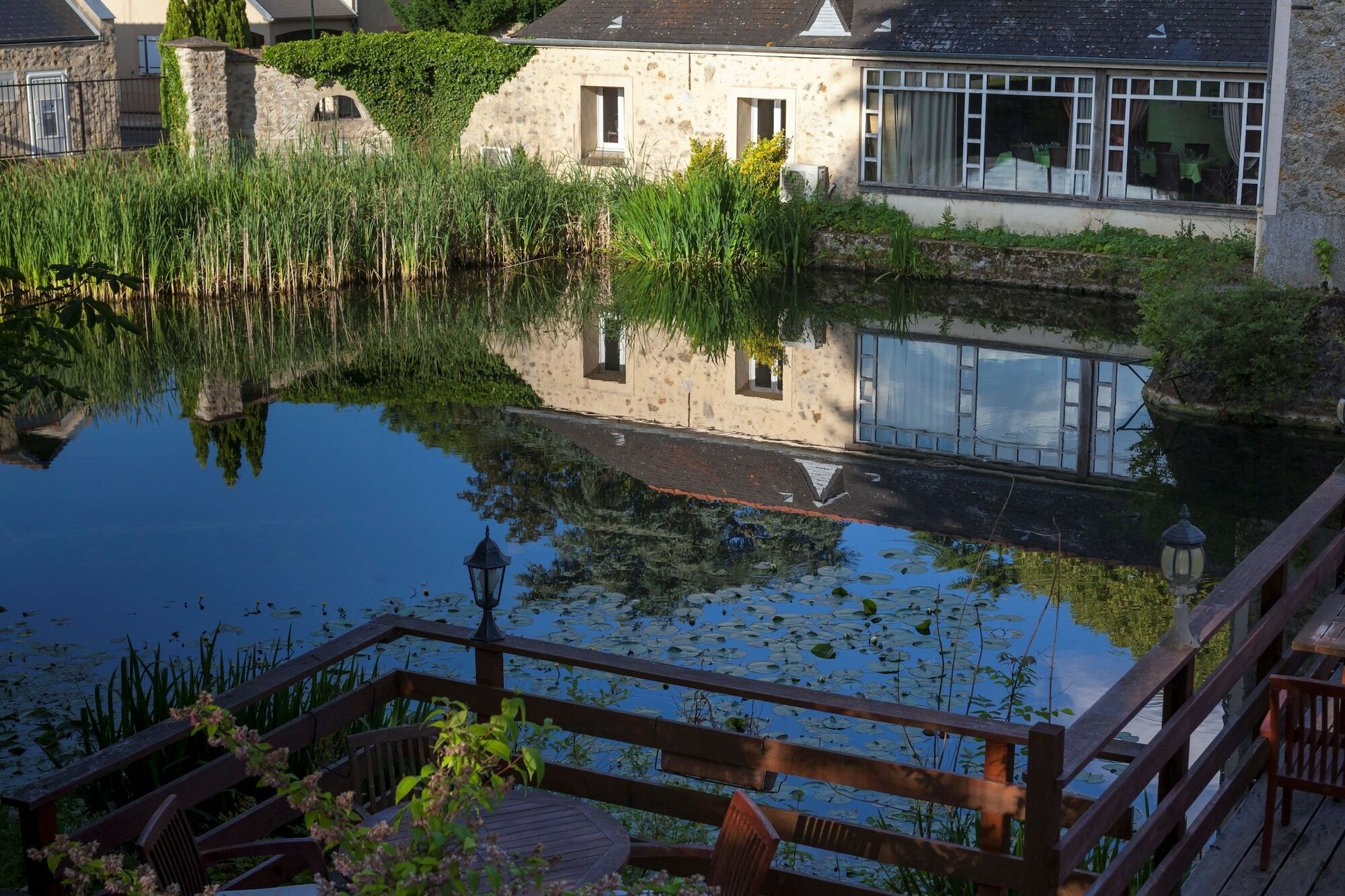 Auberge Du Manet Montigny-le-Bretonneux Exterior foto